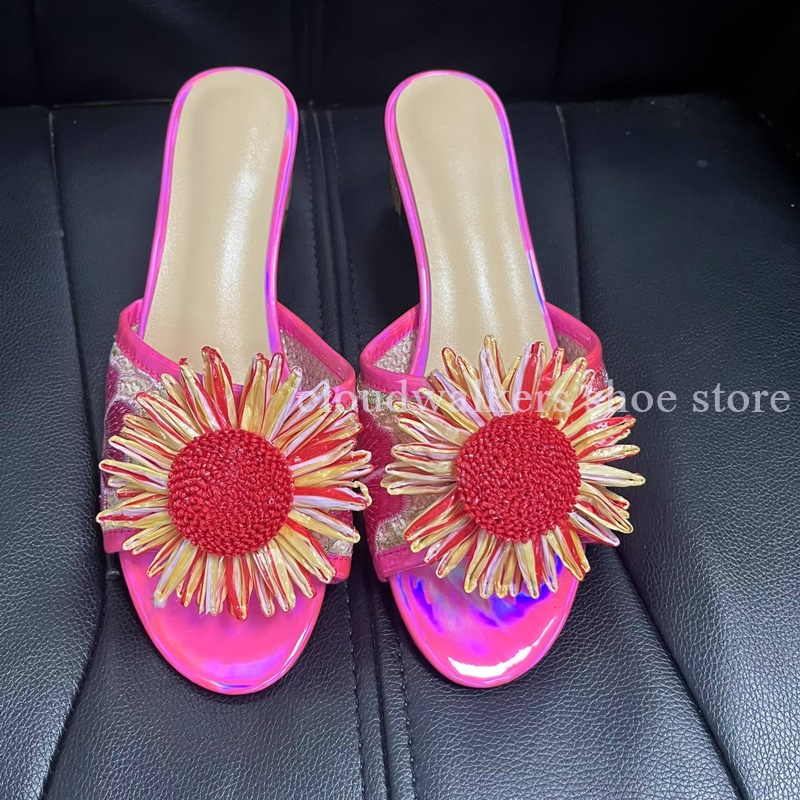 Embroidery Design - Schillernde bestickte Oberseite mit Sonnenblumen-Verzierung, handbemalte