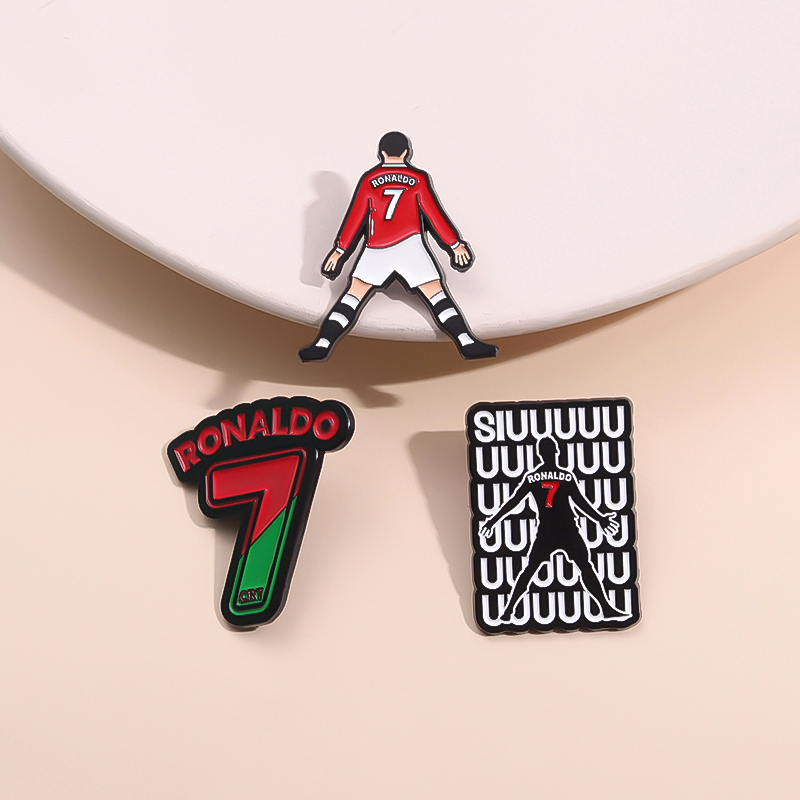 Embroidery Initials - Emaille-Anstecknadeln mit Cartoon-Fußballspieler-Charakter, Nummer 7, kreative