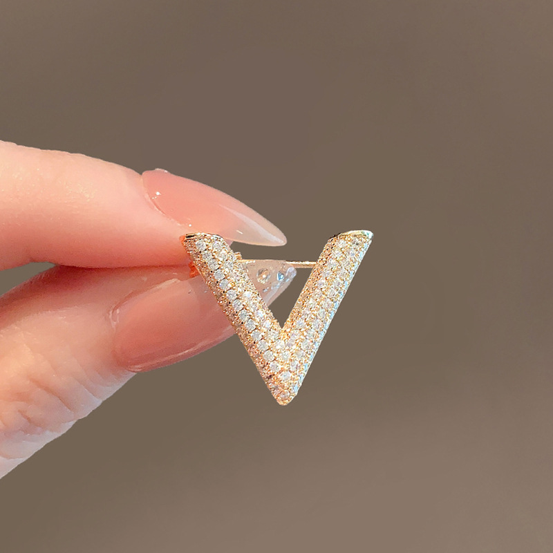 Embroidery Initials - V-Buchstaben Strass-Brosche: Kleine Sommer-Anti-Exposure-Knöpfe, Exquisite Anstecknadel,