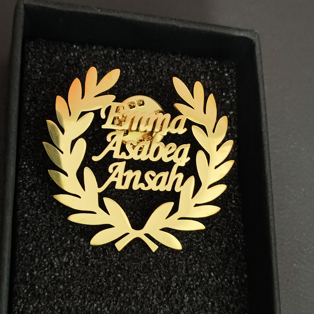 Personalisierte Brosche für Mä – Embroidery Initials Bewertung und Preis