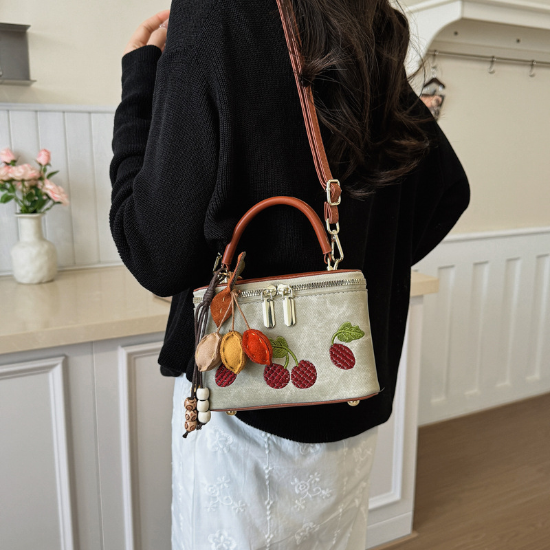 Vintage-Handtasche mit Kirsch- – Embroidery Charm Bewertung und Preis