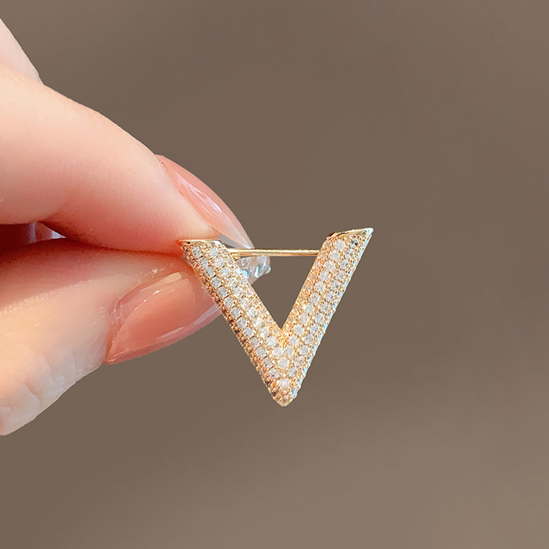 V-Buchstaben Strass-Brosche: K – Embroidery Initials Bewertung und Preis