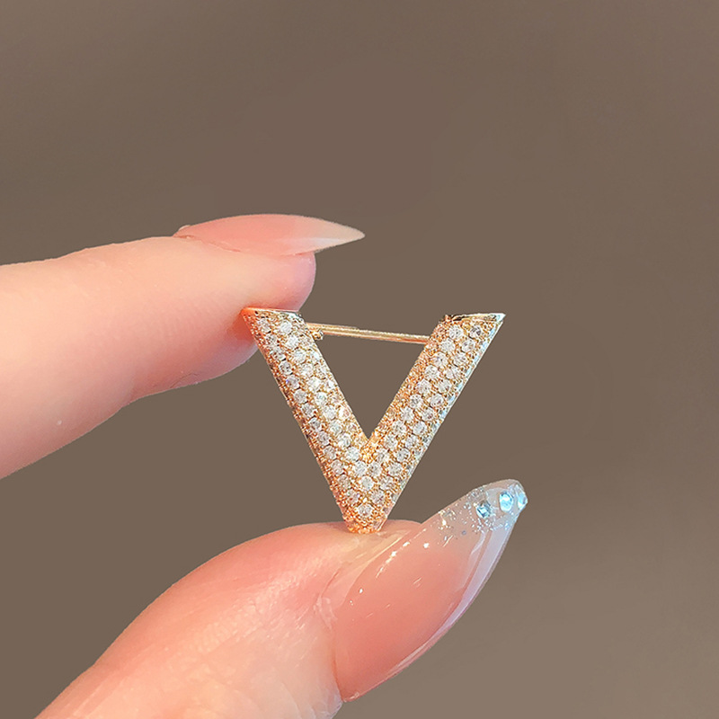 V-Buchstaben Strass-Brosche: K – Embroidery Initials Bewertung und Preis